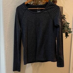 ALL IN MOTION Like New Black and Gray Textured Knit Glove thumbholes Medium Top